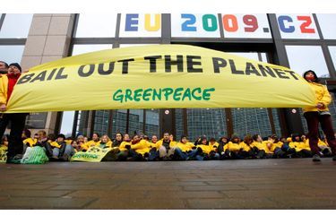 Une centaine de militants écologistes ont bloqué l&#039;entrée du siège de l&#039;Union européenne jeudi à Bruxelles pour inciter les ministres des Finances réunis à l&#039;intérieur à se pencher à aider les pays pauvres à s&#039;attaquer au problème du changement climatique. Ils se sont enchaînés aux grilles d&#039;entrée de l&#039;immeuble du Conseil européen où les ministres discutaient de la contribution de l&#039;UE à un fonds sur le climat, avant que la police ne les évacue.
