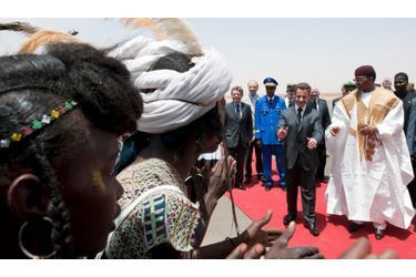 Nicolas Sarkozy est arrivé ce vendredi au Niger, un des pays les plus pauvres de la planète mais d&#039;un caractère stratégique pour la France et son géant du nucléaire, Areva, dont il est le premier fournisseur d&#039;uranium. En provenance de Brazzaville, le président français a été accueilli par son homologue nigérien, Mamadou Tandja, pour cette dernière étape sahélienne d&#039;une tournée africaine de deux jours entamée jeudi matin à Kinshasa. Cette visite est directement liée à l&#039;accord signé début janvier après d&#039;âpres négociations par Areva, qui va investir 1,2 milliard d&#039;euros pour exploiter le deuxième gisement d&#039;uranium au monde, à Imouraren dans le nord du pays. Le gouvernement de Niamey détiendra un tiers de cette mine, qui devrait produire 5000 tonnes d&#039;uranium par an à partir de 2012.