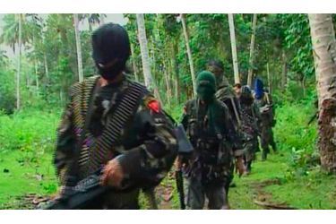 L&#039;état d&#039;urgence a été décrété par les autorités philippines mardi dans l&#039;île de Jolo, dans le sud de l&#039;archipel, alors que l&#039;ultimatum posé par le groupe islamiste Abu Sayyaf arrive à échéance. Ce dernier, proche d&#039;Al Qaïda, retient en otages depuis le 15 janvier trois employés de la Croix-Rouge -une Philippine, un Suisse et un Italien- et menace d&#039;en décapiter un. Les autorités locales ont, en dernière minute, demandé aux ravisseurs d&#039;épargner la vie de leurs trois otages. Les rebelles musulmans exigent du gouvernement qu&#039;il retire ses troupes de la région, en échange de la libération d&#039;un des captifs.