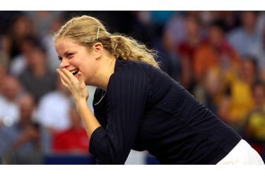 C&#039;est désormais officiel: Kim Clijsters a annoncé son retour à la compétition en conférence de presse jeudi à midi, selon une information rapportée par le site internet du quotidien belge Le Soir. L&#039;ancienne numéro un mondiale, qui avait pris sa retraite le 3 mai 2007, a par ailleurs annoncé qu&#039;elle prendrait part aux tournois de Toronto, Cincinatti et l&#039;US Open. Elle a notamment déclaré qu&#039;elle revenait&quot;par pur plaisir&quot; n&#039;ayant &quot;plus rien à prouver&quot;.