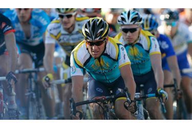 Lance Armstrong a été victime, aujourd’hui, d’une violente chute impliquant une vingtaine de coureurs lors du premier jour du Tour de Castille-et-Leon, en Espagne. Le cycliste de 37 ans, sept fois vainqueur du Tour de France,a été transporté d’urgence à l’hôpital Rio Carrion de Palencia, pour ce qui ressemble à une fracture de la clavicule droite. Une blessure qui ne remettrait pas en cause sa participation au Tour de France en juillet, mais le tiendrait éloigné des courses cinq à sept semaines, ce qui le ferait rater le Giro, qui se tiendra en mai en Italie.