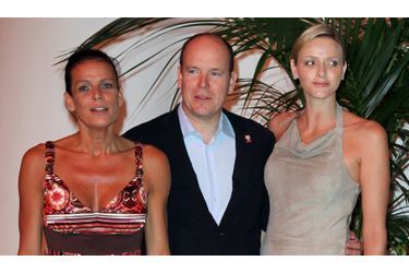 La Princesse Stéphanie de Monaco pose aux côtés de son frère, le Prince Albert II de Monaco, et de sa fiancée, la nageuse Charlene Wittstock, à leur arrivée au gala de charité en faveur de &quot;Fight Aids Monaco&quot;, le 16 juillet 2010.