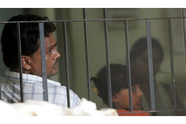 Le père de la petite Rubina Ali, qui interprête Latika dans &quot;Slumdog millionaire&quot; de Danny Boyle, a été arrêté selon The Sun. Il est accusé -cette affaire a été révélée par News of the World- d&#039;avoir tenté de vendre sa fille, pour 20 millions de roupies, soit 310 000 euros. Ce qu&quot;il dément.La mère de la fillette de neuf ans aurait porté plainte à la police indienne. Cette dernière, Kurshida Devade, aurait par ailleurs été vue dans les rues de Bombay en train de se battre avec la belle-mère de Rubina, Munni Qureshi. 