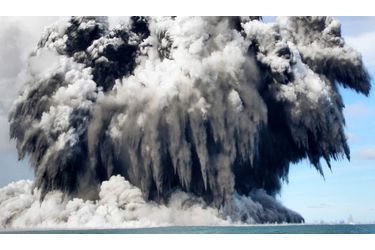 Spectaculaire éruption sous-marine à Hunga Ha&#039;apai aux îles Tonga March. L&#039;éruption est distante d&#039;à peine 70 km de la capitale des îles Tonga, Nuku&#039;alofa.