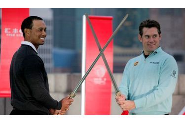 Tiger Woods et Lee Westwood croisent le fer pour la promotion du tournoi de golf de Shanghai.