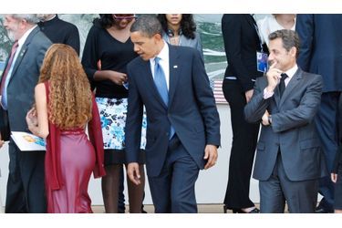 Barack Obama a créé à son insu un buzz incroyable sur le Net. Le président américain a en effet été pris en flagrant délit, en train de regarder (apparemment) le fessier d&#039;une jeune fille de 16 ans. L&#039;intéressée s&#039;appelle Mayara Tavares, et était présente au G8 en tant que représentante brésilienne du &quot;Junior 8&quot;, un groupe de 54 jeunes représentant les huit pays les plus industrialisés.