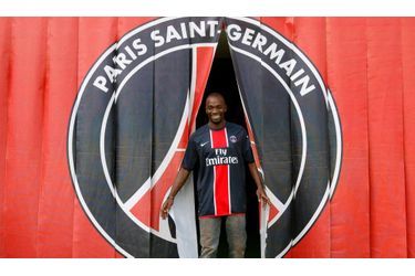 Claude Makelele, le milieu de terrain du Paris Saint-Germain, a confié au quotidien espagnol AS qu&#039;il mettrait un terme à sa carrière à la fin de l&#039;actuelle saison. &quot;En juin, je raccroche les crampons. Je vais travailler comme directeur sportif pour le PSG. J&#039;aimerais que le club retrouve son niveau d&#039;antan&quot;. Âgé de 36 ans, le milieu défensif, en fin de contrat en juin prochain, veut désormais laisser la &quot;place aux jeunes&quot;.  (Sur le site officiel du PSG, le joueur de foot a par la suite démenti ces affirmations. &quot;Claude Makelele tient à préciser qu’il n’a jamais affirmé vouloir mettre fin à sa carrière et devenir directeur sportif du PSG à la fin de la saison. Pour le moment, Claude Makelele n’a pris aucune décision concernant son avenir et se sent encore pleinement joueur du PSG&quot;, écrit ainsi le club de la capitale. Arrivé l&#039;été dernier au PSG, il s&#039;est engagé pour une saison plus une en option, avec une reconversion promise dans l&#039;encadrement.)