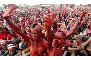 Les supporters du Parti d&#039;Aceh, colorés en rouge, manifestent dans les rues de Banda avant les élections parlementaires, le 9 avril prochain.