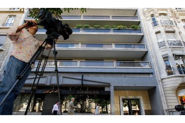 Un cameraman patiente devant le domicile parisien de Roman Polanski, situé Avenue Montaigne dans le 8ème arrondissement de Paris, après la décision du Ministre de la Justice belge Eveline Widmer-Schlumpf de ne pas extrader le réalisateur franco-polonais.