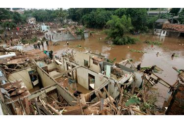 La rupture d&#039;un barrage dans la banlieue de la capitale indonésienne dans la nuit de jeudi à vendredi a entrainé l&#039;inondation d&#039;un quartier résidentiel très peuplé. Plus de 500 maisons dans les zones résidentielles de Cireundeu et de Tangerang, dans le sud de l&#039;agglomération de Djakarta ont été prises sous les eaux Selon le chef de la cellule de crise du ministère de la Santé, Rustam Pakaya, le bilan est d&#039;au moins 50 morts et plusieurs dizaines de disparus.