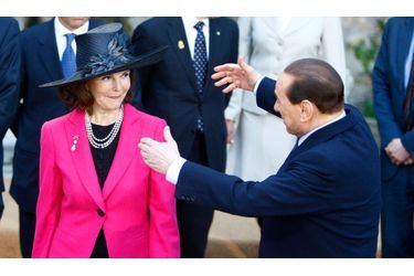 La reine Silvia de Suède discute avec le Président du Conseil italien, Silvio Berlusconi, à la villa Madame, située au pied du Monte Mario dans la campagne romaine.