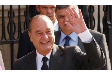 Qui l’eût dit, il y a seulement deux ans ? Jacques Chirac, la personnalité politique la plus populaire, en tête du tableau de bord Paris Match - Ifop, avec 74 % de bonnes opinions pour 26 % seulement de mauvaises, laissant loin derrière lui les nouvelles vedettes ou les vieilles gloires. 