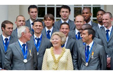 La reine des Pays-Bas, Beatrix, a accueilli à Den Haag, l&#039;équipe nationale de football, finaliste malheureux de la dernière Coupe du Monde.