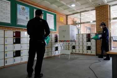 Préparatifs dans un bureau de vote de Séoul, le 14 avril 2020.