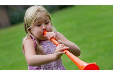 La princesse Catharina-Amalia, fille du prince des Pays-Bas Willem Alexander et de la Princesse Maxima, joue du vuvuzela.
