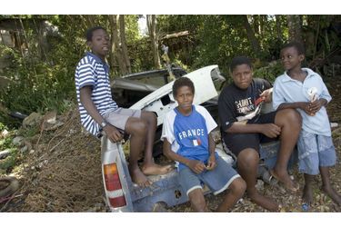 <br />
La vie continue. Vendredi 27 février, alors que la situation est toujours très tendue, dans les quartiers populaires de Pointe-à-Pitre, en Guadeloupe, les enfants qui ne vont plus à l’école depuis plus de trois semaines pour cause de grève, profitent de leur liberté.