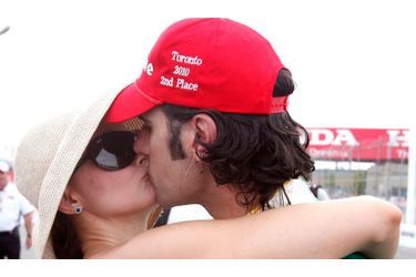 Dario Franchitti embrassant sa tendre épouse, Ashley Judd, après avoir terminé deuxième au Grand Prix de Toronto dimanche.