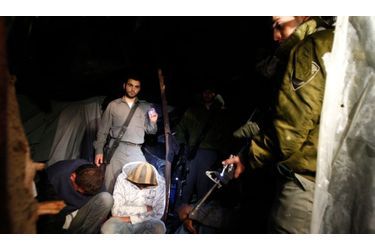 La police israélienne des frontières détient des paysans palestiniens, arrêtés lors d’un raid à la recherche de travailleurs illégaux à Ashdod, dans le Sud du pays. D’après un porte-parole de la police, 33 personnes ont été arrêtées et seront interrogées avant d’être libérées.