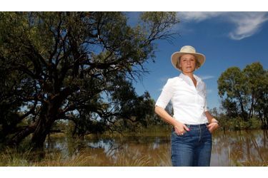 Kristina Keneally, premier ministre de l’Etat australien des Nouvelles-Galles du sud, en déplacement à Goodooga, pour s’assurer des mesures prises en prévision des inondations attendues dans la région.