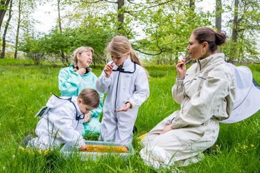 La princesse héritière Victoria de Suède et ses enfants la princesse Estelle et le prince Oscar dans le parc de Haga à Solna, le 18 mai 2020