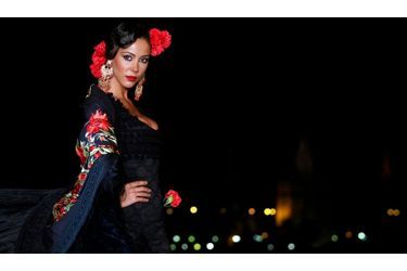 Un mannequin porte un costume de flamenco créé par le designer Luchi Cabrera. Le défilé s’est déroulé sur le pont de Triana à Séville