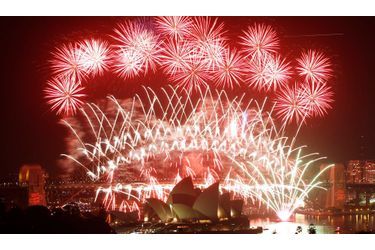 Impressionnant feu d'artifice au-dessus de l’Opéra de Sydney au cours d'un spectacle pyrotechnique pour fêter le Nouvel An. Les autorités locales avaient prévu une foule de plus de 1,5 millions de personnes sur le port pour fêter l’arrivée dans l’année 2011. 