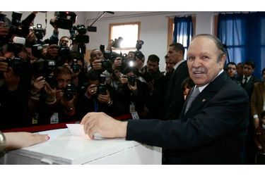 Le président algérien Abdelaziz Bouteflika a été réélu pour un troisième mandat vendredi avec 90,24% des suffrages exprimés, selon le ministre de l&#039;Intérieur, Noureddine Yazid Zerhouni. L&#039;opposition de son côté dénonce des fraudes.
