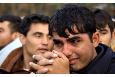Un immigrant clandestin afghan pleure après la fermeture de la &quot;jungle&quot; de Calais par les autorités. 