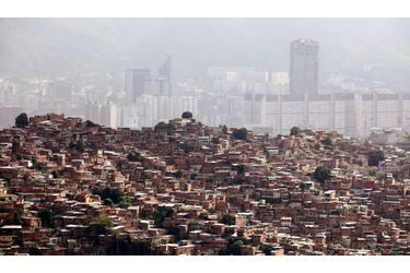 Au premier plan, le quartier populaire de Caracas qui surplombe le quartier des affaires de la capitale vénézuélienne. 