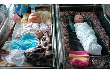 Une Indonésienne a donné naissance à un bébé de 8,7 kg, a annoncé avant hier l&#039;hôpital public de Kisaran, une ville du nord de l&#039;île de Sumatra. Le record du plus gros bébé est cependant détenu par le Canada. En 1979, une femme avait accouché d&#039;un nourisson qui pesait 10,8 kg.