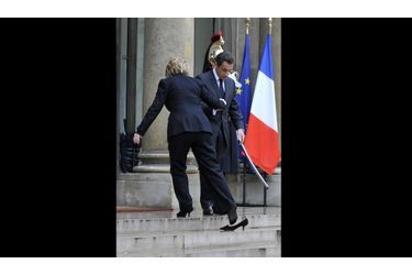 Accueillie par le président de Nicolas Sarkozy, la secrétaire d'Etat, Hilary Clinton, perd sa chaussure en montant les marches de l'Elysée. 