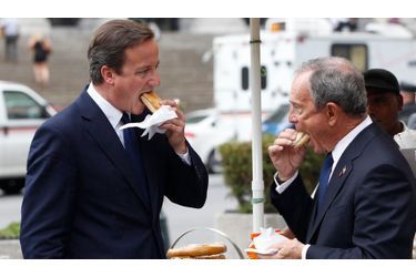 Le Premier Ministre britannique David Cameron (à gauche) a dévoré un hot dog en compagnie du Maire de New York, Michael Bloomberg, hier.