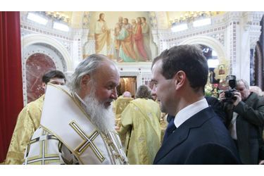  Le président russe Dmitri Medvedev s’entretient avec le patriarche de Moscou après la messe de Noël chrétienne orthodoxe, dans la cathédrale du Christ Sauveur. 