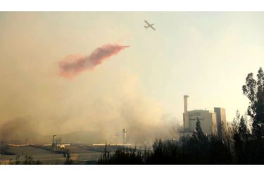 Un grand incendie continuait de ravager les abords de la ville de Concepcion au Chili, lundi. Une personne a trouvé la mort et 10.000 hectares ont brûlé.
