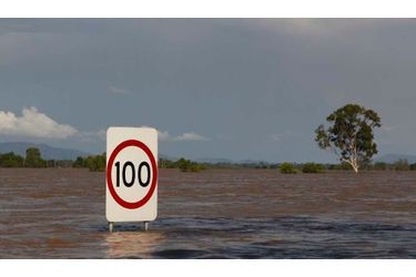  La situation est chaotique dans le nord-est de l'Australie, théâtre d'inondations sans précédent depuis un demi-siècle. Mardi, encore des milliers de personnes ont dû être évacués. Rockhampton, une ville de 75 000 habitants, est pratiquement coupée du reste du pays. En tout, un demi-millier d'habitations ont été évacuées alors que les autorités s'attendent à ce que l'eau monte encore jusqu'à mercredi. Mais ce n'est pas tout. Les inondations ont des conséquences fâcheuses sur les exploitations minières et agricoles. Les mines de charbon du Queensland - la principale région productrice de charbon de l'Australie - sont extrêmement touchées. Les installations affectées par les crues représentent 35% des exportations australiennes de charbon, estimées à 259 millions de tonnes en 2009. Or l'Australie compte pour plus de la moitié des exportations mondiales de coke, vital pour l'industrie métallurgique. La quasi-paralysie du secteur pousse les cours mondiaux à la hausse. 