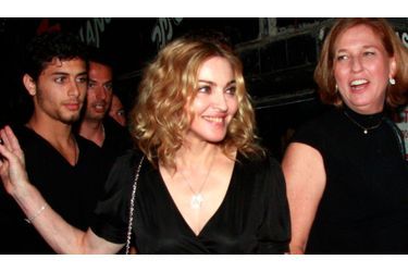 La chanteuse Madonna se produisait ce week-end à Tel Aviv dans le cadre de sa tournée mondiale &quot;Sticky and Sweet&quot;. La belle en a profité pour découvrir la ville en compagnie de son ami Jesus Luz (à gauche) et la leader d&#039;opposition Tzipi Livni (à droite).