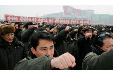 Des Nord-Coréens lèvent leur poing alors qu’ils participent à un rassemblement au square Kim Il-Sung à Pyongyang.