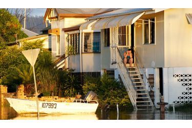 A Rockhampton, une femme tente de joindre ses proches avec son téléphone portable, sa maison étant submergée par les eaux. Les habitants du Nord-Est du Queensland se préparent ce mercredi à une nouvelle montée des eaux, annoncée par les services météorologiques nationaux.