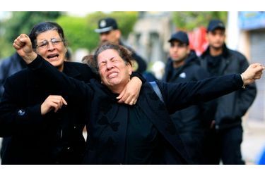 Ces chrétiennes d'Égypte pleurent leurs proches, tués pendant l'attaque à la bombe samedi dernier dans une église copte d'Alexandrie. La bombe a fait au moins 21 victimes dans la nuit de vendredi à samedi. Le ministère de l'Intérieur a déclaré qu’un kamikaze soutenu par l'étranger pourrait en être le responsable. 