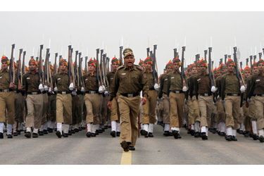 Des policiers répètent pour le défilé de la Fête de la République, qui sera célébrée le 26 janvier prochain à New Delhi, en Inde.