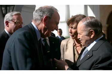 Émissaire des Etats-Unis pour le Proche-Orient, George Mitchell a rencontré mardi le président algérien Abdelaziz Bouteflika dans le cadre des efforts déployés par Washington pour rallier le soutien des Arabes à une relance des discussions de paix israélo-palestiniennes.