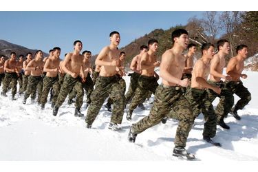 Les forces spéciales sud-coréennes s'entraînent dans le froid et des températures polaires à Pyeongchang, à l'est de Séoul.