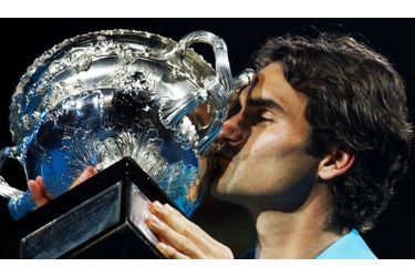La revanche n'aura pas eu lieu. En dominant Andy Murray en trois sets (6-3, 6-4, 7-6) ce dimanche en finale de l'Open d'Australie, Roger Federer s'est emparé de son seizième trophée en Grand Chelem, confirmant ainsi son règne sur le circuit ATP. Recordman des victoires en Majeur, le Suisse vient de disputer sa 22e finale d'un Grand Chelem.