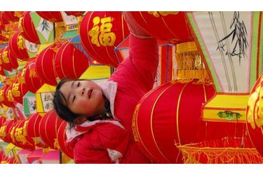 Une petite fille regarde les lanternes préparées à l’occasion des festivités à venir du nouvel an chinois, dans un parc de Neihuang dans la province du Henan. La nouvelle année, suivant le calendrier lunaire, débutera le 23 janvier. Selon le zodiaque chinois, 2012 est l’année du Dragon.