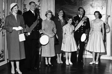 La princesse Margrethe de Danemark avec ses parents, ses soeurs, la reine Elizabeth II et le prince Philip, le 21 mai 1957
