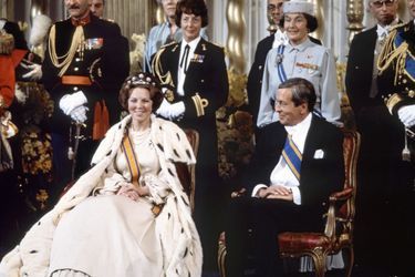 La reine Beatrix des Pays-Bas avec son époux le prince consort Claus, lors de son intronisation à Amsterdam le 30 avril 1980