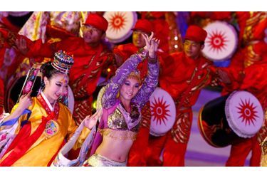 La ville de Guangdong - Canton - au sud de la Chine - accueille les 16e Jeux asiatiques de l&#039;histoire. La cérémonie d&#039;ouverture s&#039;est déroulée la nuit dernière, avec bien sûr de magnifiques numéros de danse.