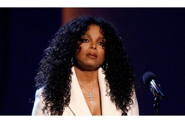 Pour la première fois depuis la mort de Michael Jackson, sa soeur Janet est apparue en public hier à l’occasion de la cérémonie annuelle des BET Awards. Elle lui a rendu un émouvant hommage : "Pour vous, Michael était une icône. [...] Pour nous, Michael était la famille et il vivra pour toujours dans nos coeurs. Au nom de ma famille et de moi-même, nous vous remercions pour tout votre amour et votre soutien. Il nous manque tant."