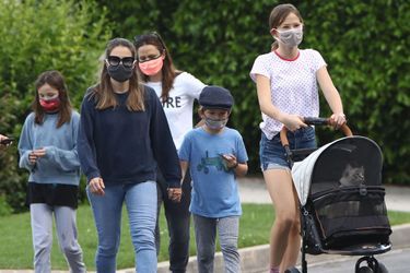 Jennifer Garner (en blanc en arrière-plan) avec ses trois enfants Violet, Seraphina et Samuel et une amie à Los Angeles le 6 mai 2020