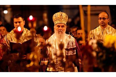 Le patriarche serbe Irinej conduit la liturgie, à l'occasion de la messe du réveillon du Noël orthodoxe dans l'église Saint-Sava à Belgrade. Les orthodoxes célèbrent Noël le 7 janvier, car ils se réfèrent au calendrier julien.